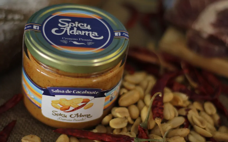 Diseño de packaging Salsa de Cacahuate - Spicy Adama